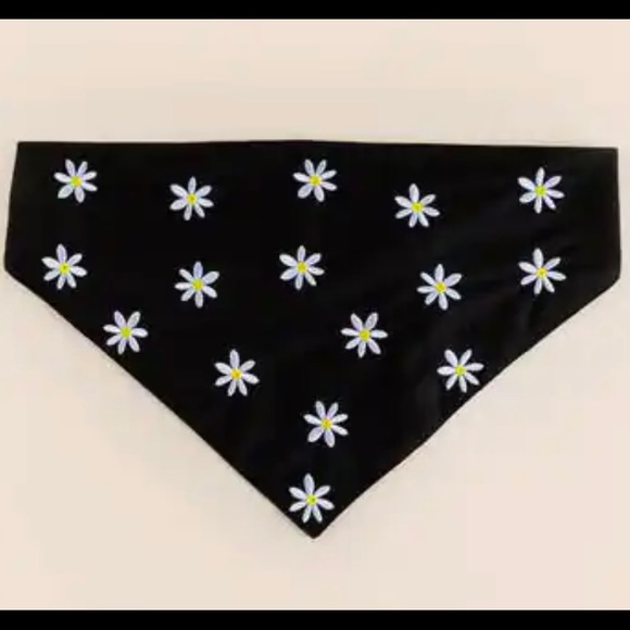 🐶Host Pick🐶🎉Francesca’s Collections Mable and James Daisy print bandana - Picture 2 of 5